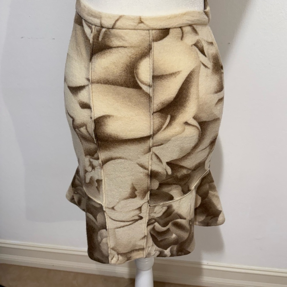 Moth ANTHROPOLOGIE Beige WOOL SWEATER Floral Pencil Skirt; flounce hem.